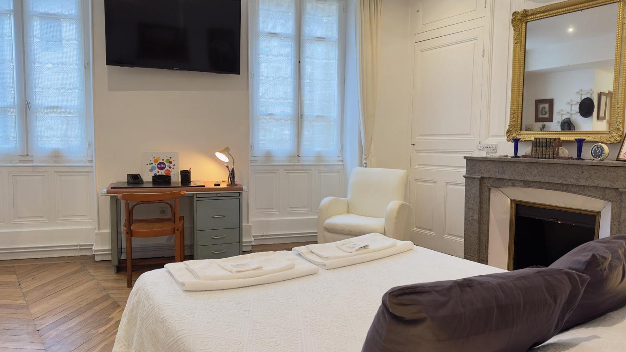 Chambre De Charme Au Coeur Du Vieux Valence - Confort & Calme Luaran gambar