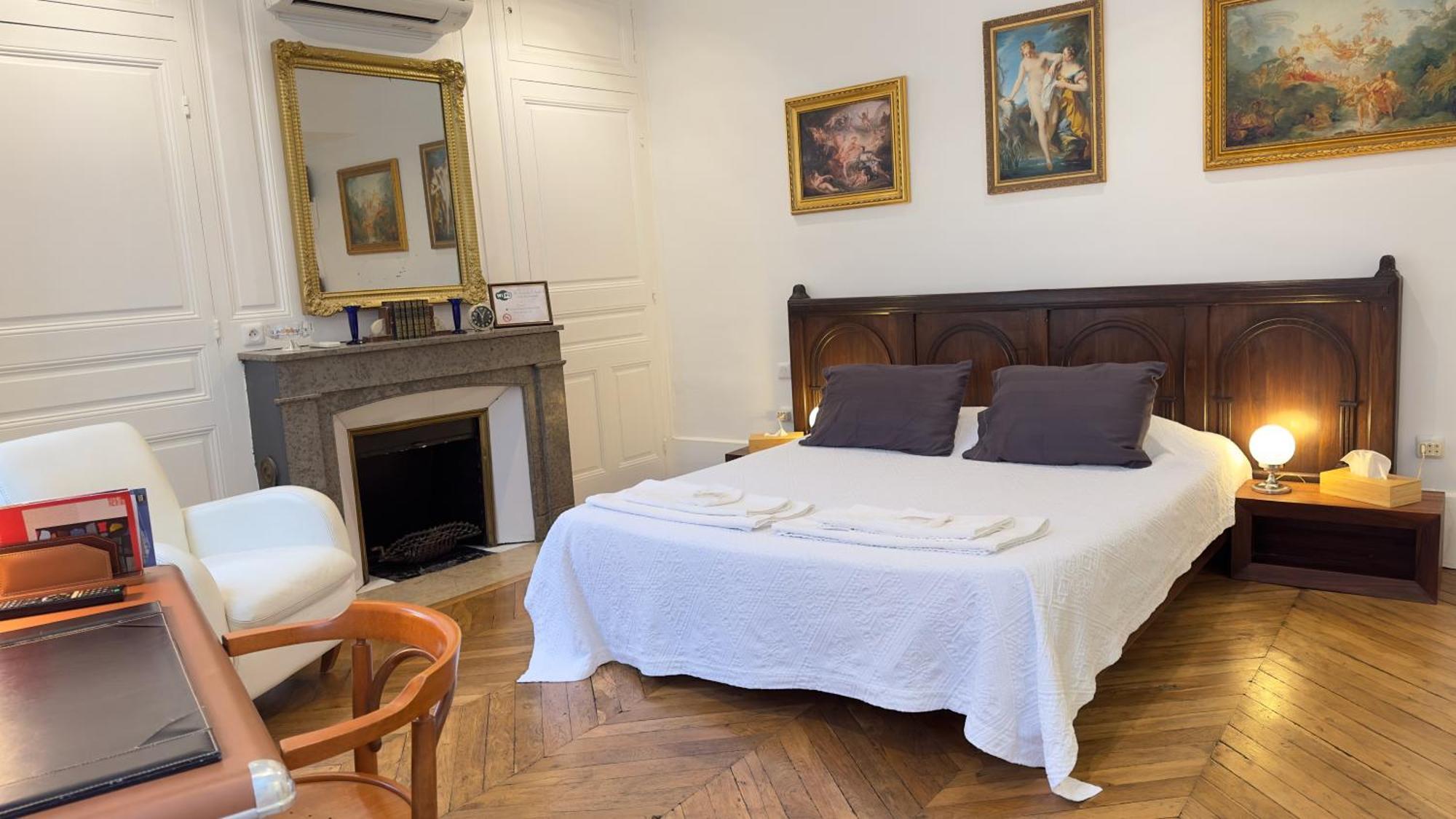 Chambre De Charme Au Coeur Du Vieux Valence - Confort & Calme Luaran gambar