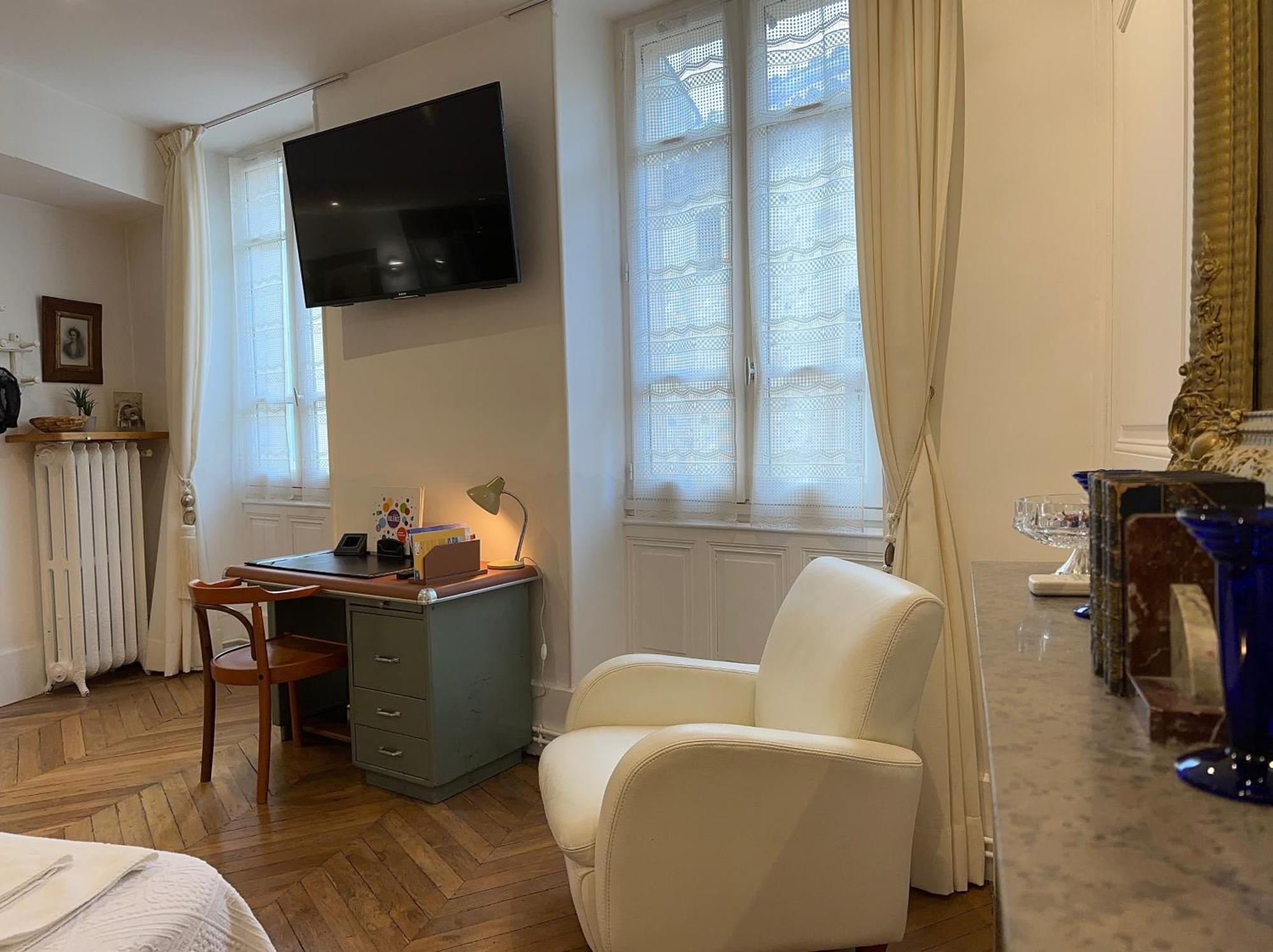 Chambre De Charme Au Coeur Du Vieux Valence - Confort & Calme Luaran gambar