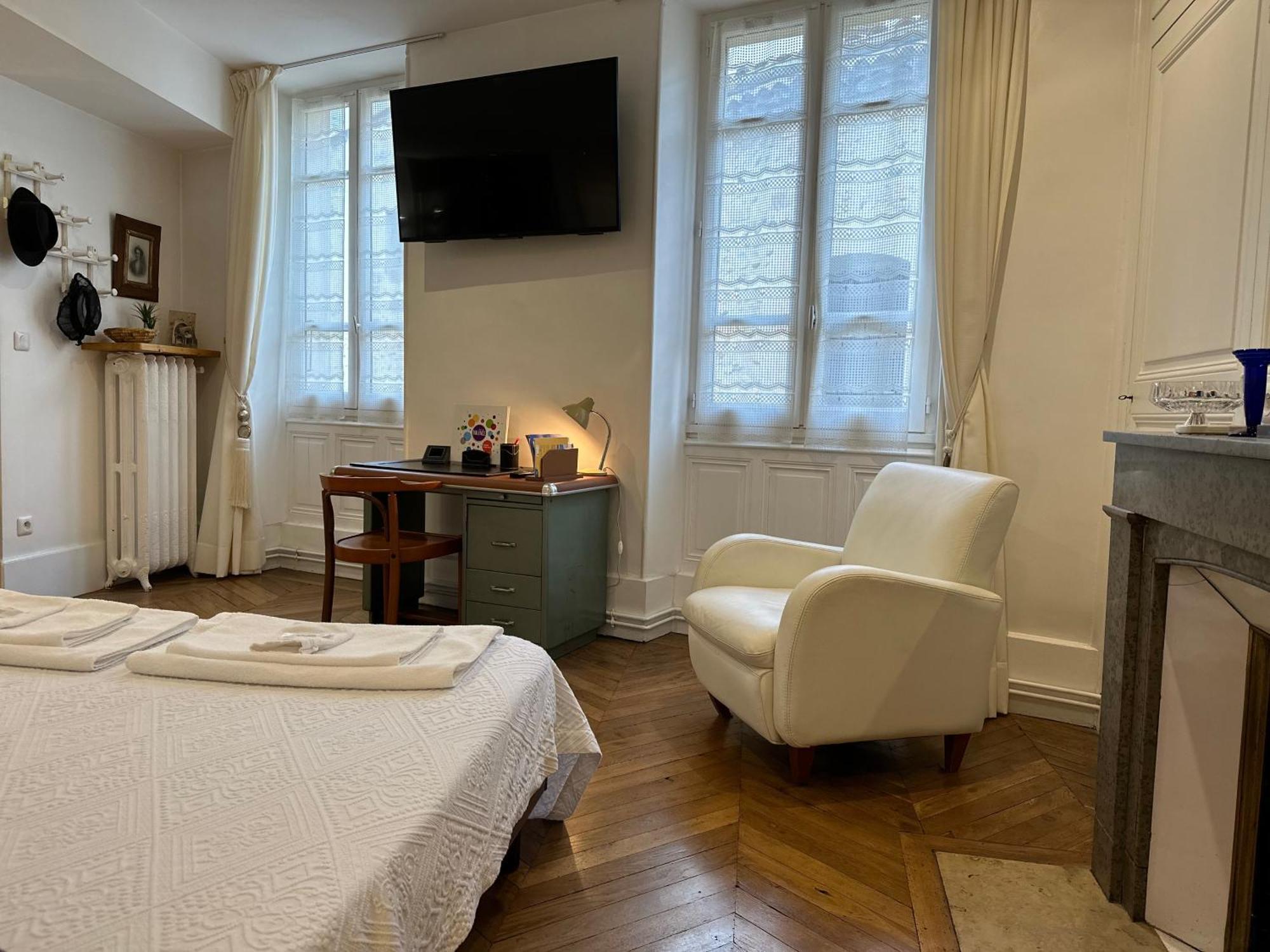 Chambre De Charme Au Coeur Du Vieux Valence - Confort & Calme Luaran gambar