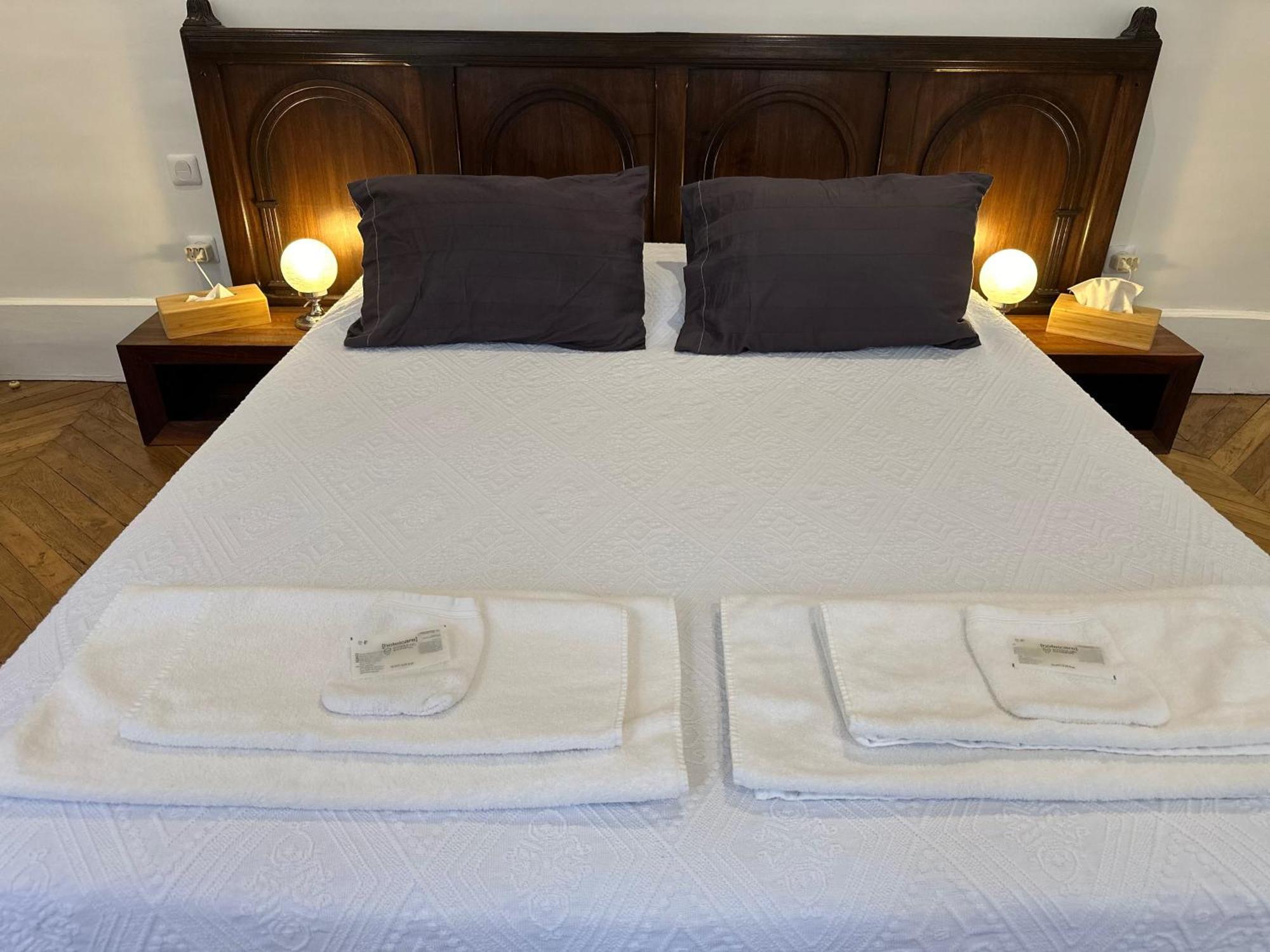 Chambre De Charme Au Coeur Du Vieux Valence - Confort & Calme Luaran gambar
