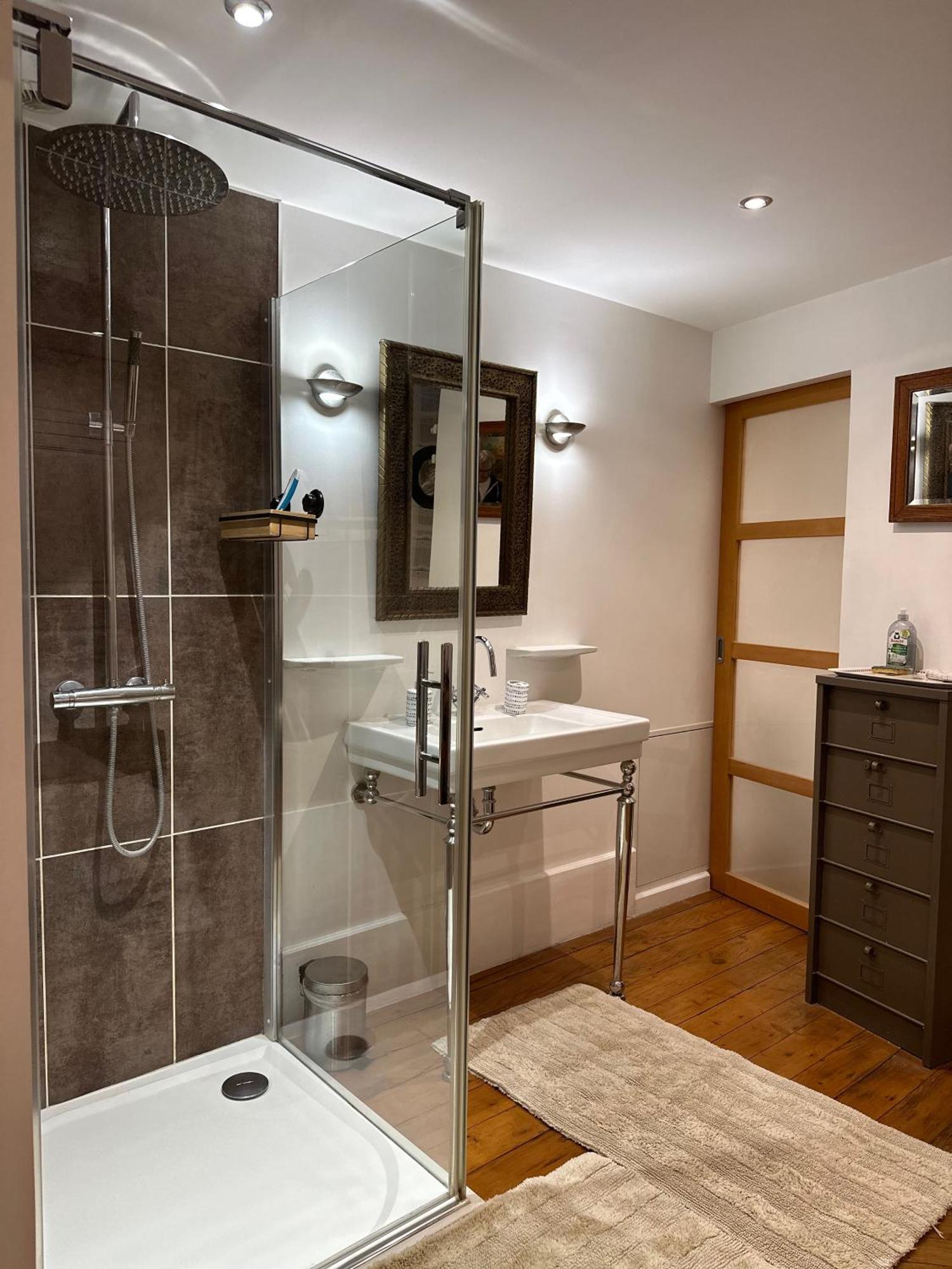 Chambre De Charme Au Coeur Du Vieux Valence - Confort & Calme Luaran gambar